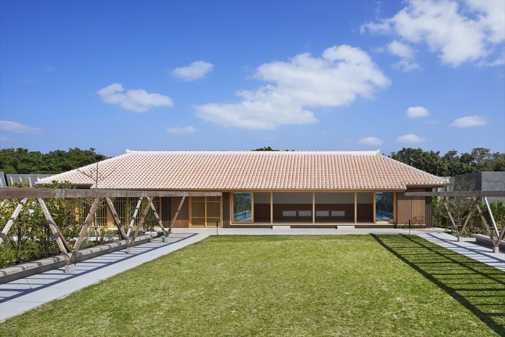 敷地内にある赤瓦の屋根が印象的な道場