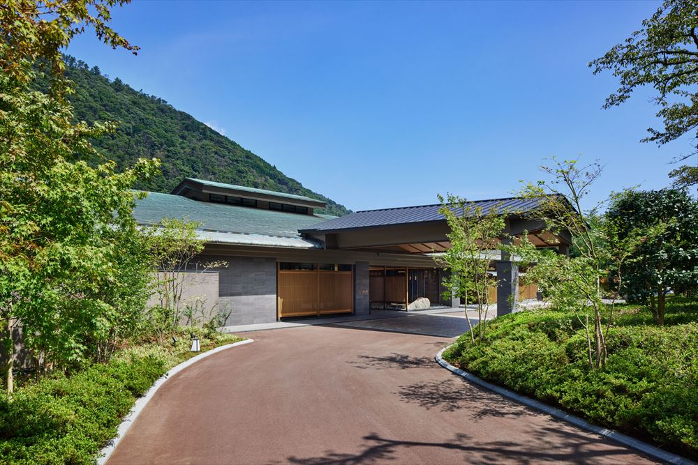 HAKONE HATSUHANA. Hatsuhana facade. Despite its appearance as a traditional Japanese one-story house, the hotel is actually composed of 6 stories along the Hakone river valley.