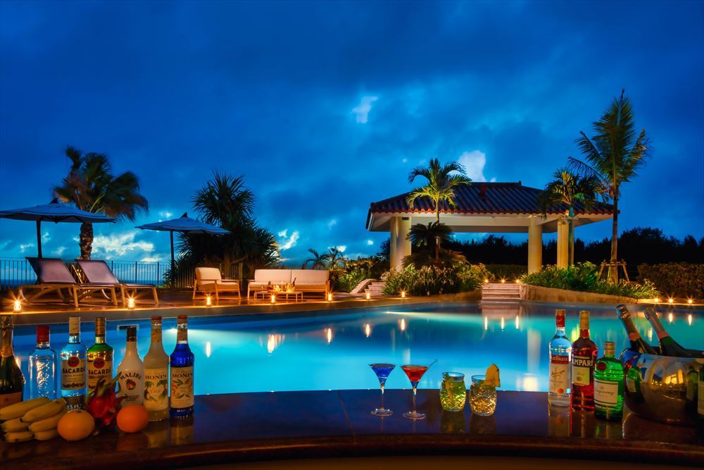 ORIENTAL HOTEL OKINAWA RESORT &SPA. Poolside Bar. In the center of the spacious garden pool, the poolside bar serves a variety of cocktails. There's nothing better than sipping sake while caressed by the island breeze.