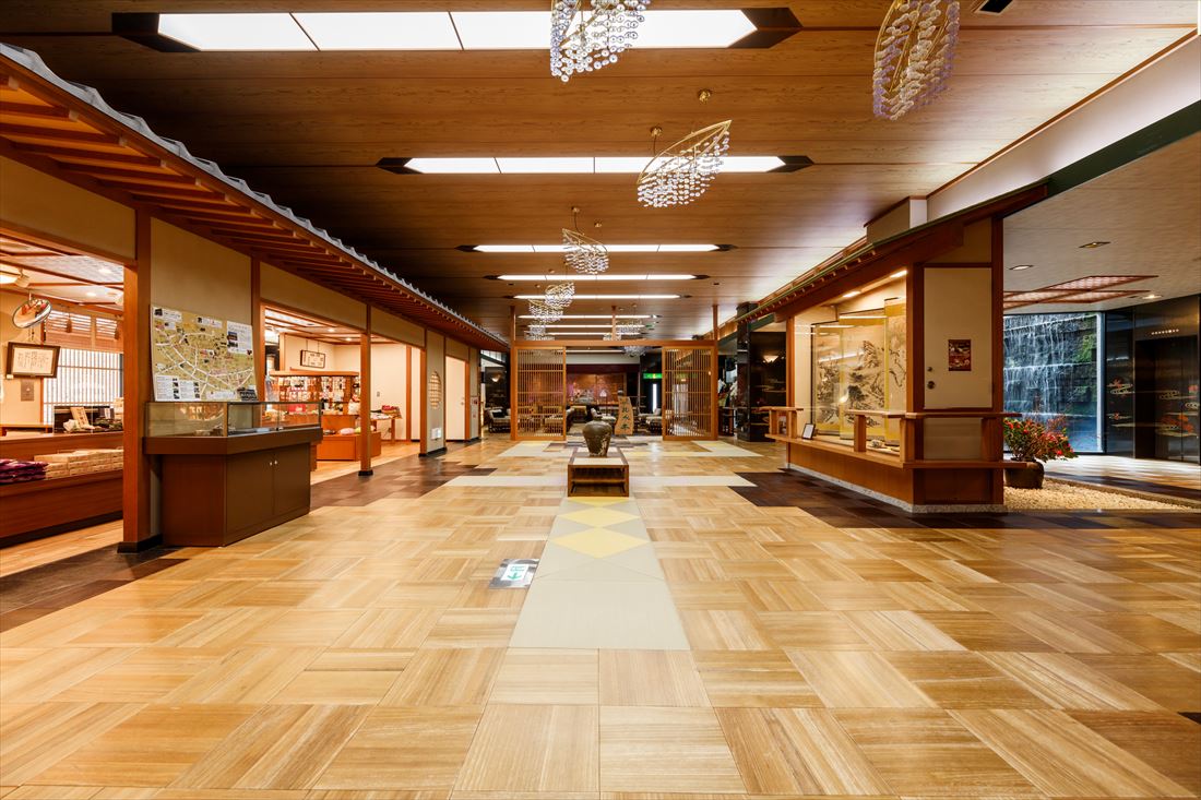 Tachibana Shikitei. The interior hotel floors are covered with solid paulownia wood. Feel free to walk around with bare feet to enjoy the warmth of the wood.