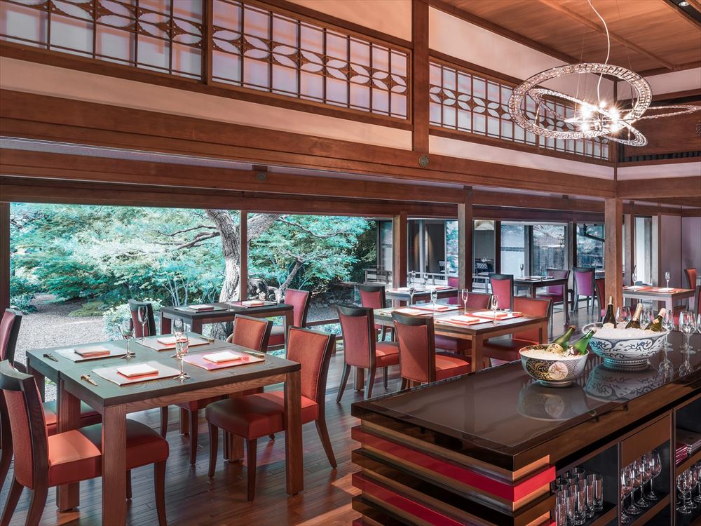 Suiran, a Luxury Collection Hotel, Kyoto_The restaurant Kyo Suiran brings out the beauty of its setting in this Meiji era building over 120 years old. Enjoy dining with a view of the Japanese garden.