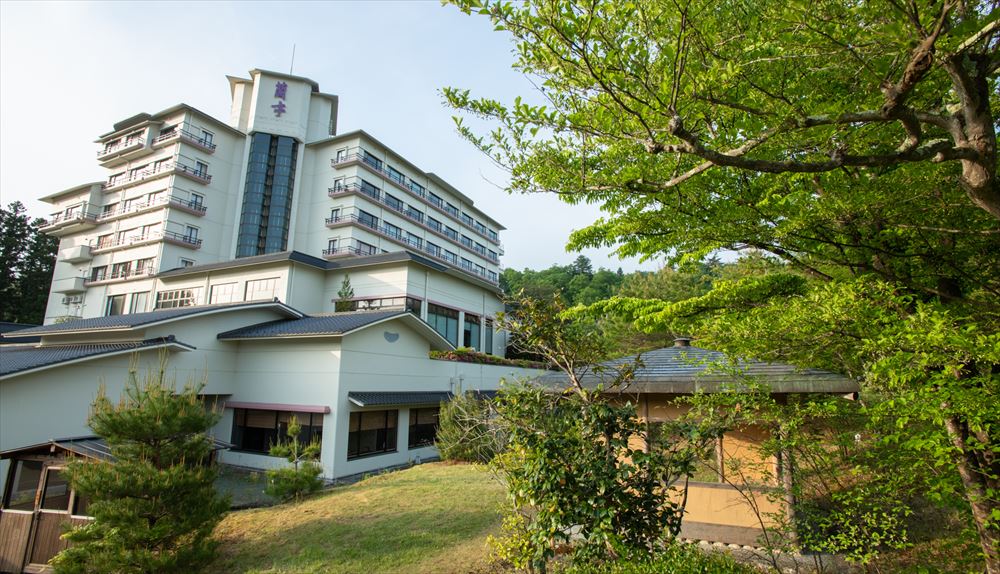 Osyu Akiu Spa RANTEI. The Rantei main building seen from the garden. Enjoy the colors of every season.