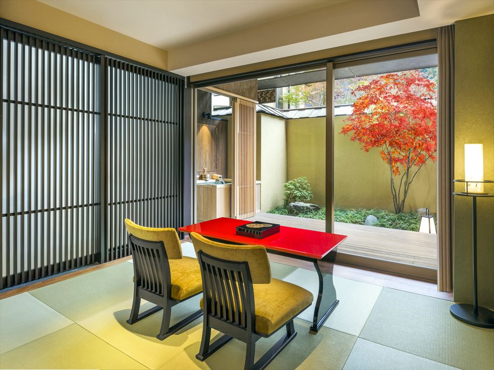 Suiran, a Luxury Collection Hotel, Kyoto_In the Yuzunoha Deluxe Twin King, a vermilion table and golden chairs adorn the guest room.