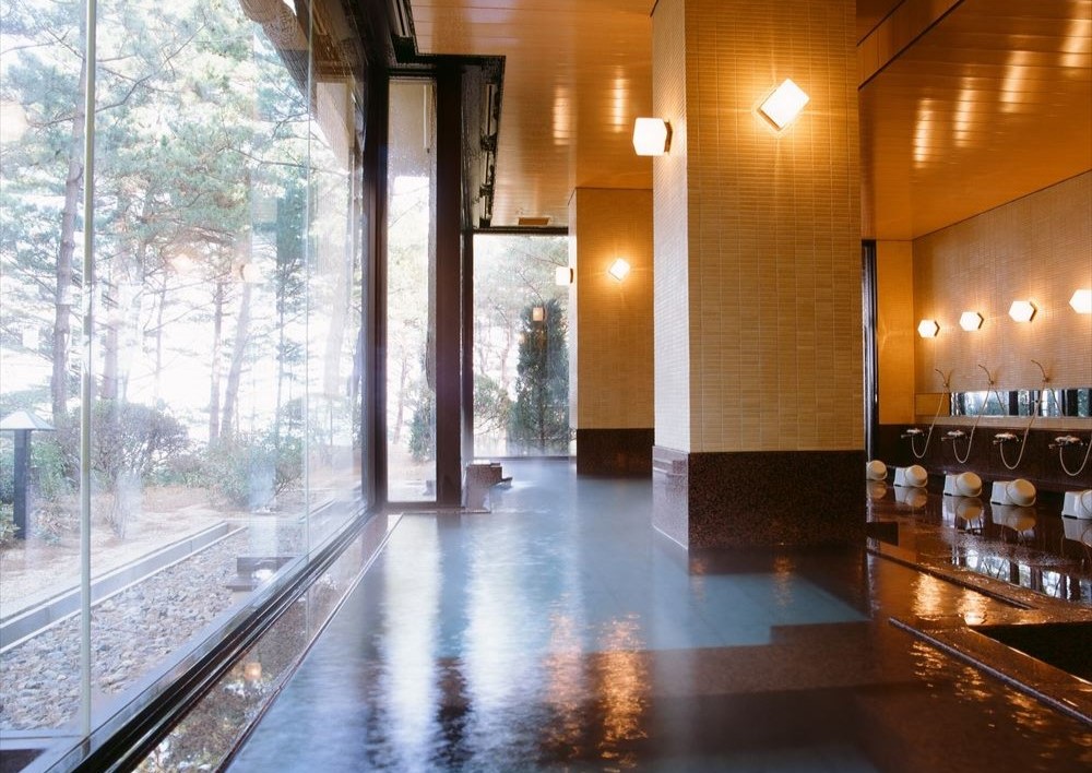 The Park Hotel Jodogahama.　After a long journey, soothe your tired muscles in the large public bath flowing with mineral enriched artificial hot springs.