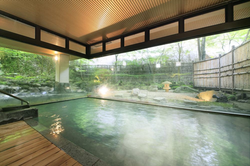 Shikitei.　The simple sulfur spring waters. These alkaline hot springs contain sulfur elements known to promote blood circulation and metabolism. (image of men's bath)