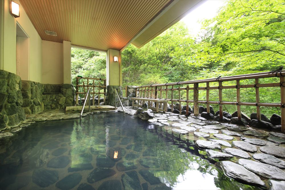 Shikitei.　Soak in the springs gazing at the subtle shifts in scenery from season to season.