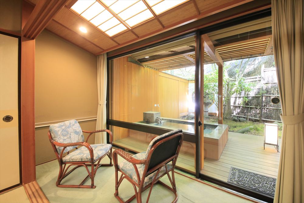 Shikitei.　Enjoy the privacy of an open-air bath with free-flowing hot-spring waters in this guest room (10 tatami mats) .