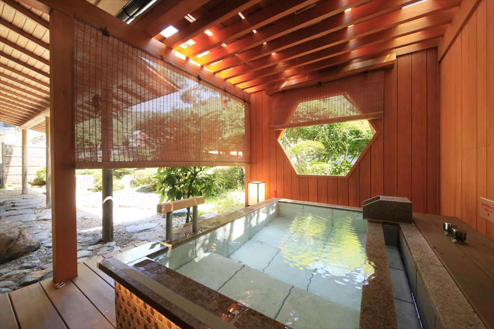 Shikitei.　The Japanese-Western room with open-air hot spring bath (Japanese-style room 12.5 tatami mats + twin room) Bathing area was newly renovated in July 2018.