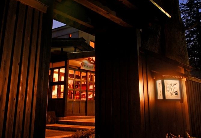 TAMACHI BUKEYASHIKI HOTEL.　The quiet inn blends seamlessly with the samurai residences.