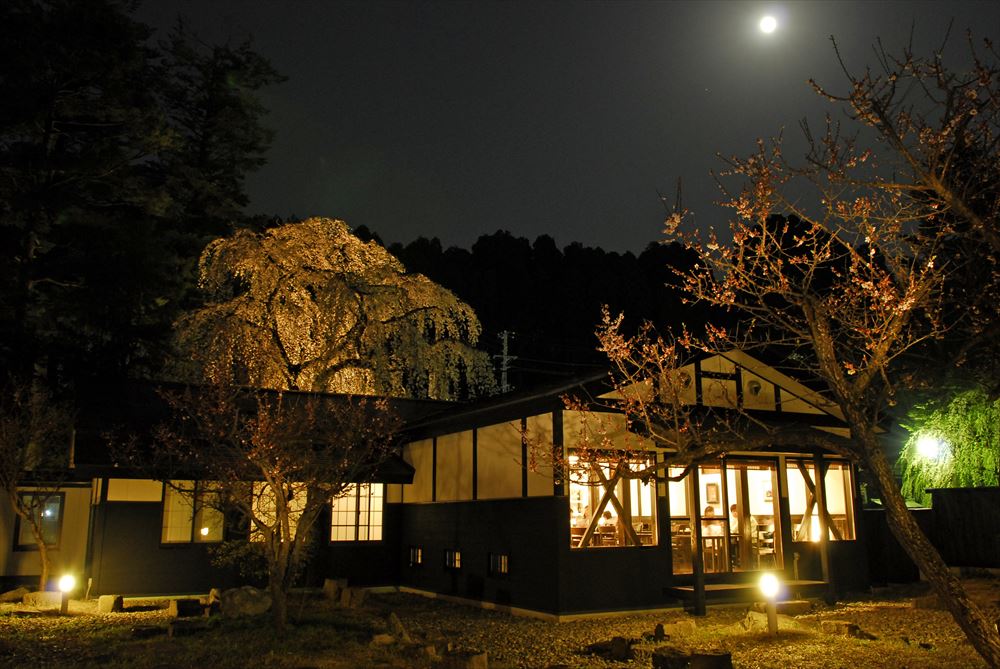 TAMACHI BUKEYASHIKI HOTEL.　Take time to savor fine foods while gazing at the garden of the former samurai estate.