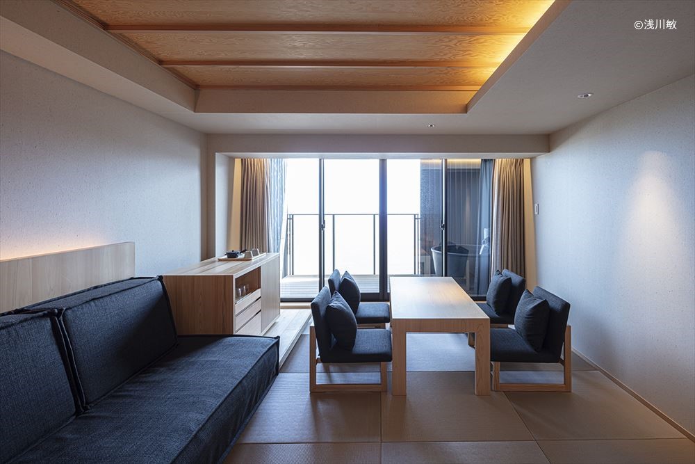 SOKI ATAMI.　There are 10 types of guest rooms. Spend time with loved ones relaxing in a warm space made with solid wood.