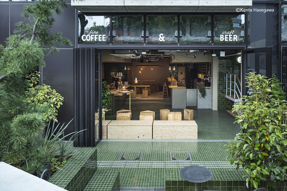 all day place shibuya.　Welcoming Shibuya locals and travelers alike, the 1st floor cafe and beer bar is a place to have fun “all day” from morning to night.