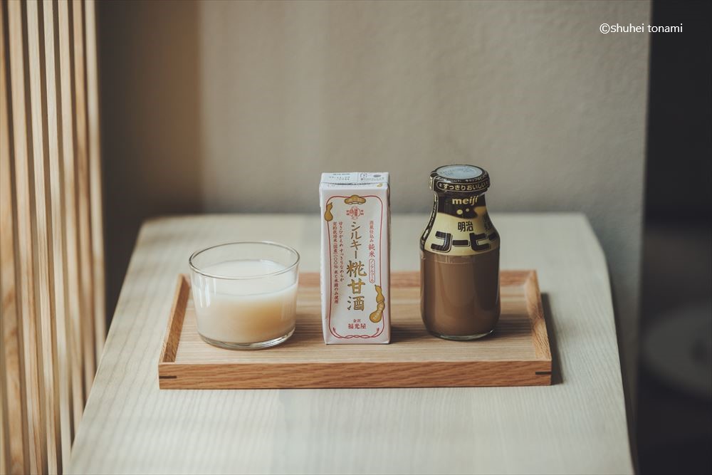 SOKI KANAZAWA.　After bathing, relax in the lounge with complimentary refreshments of classic coffee milk and koji amazake made by the historic sake brewery in Kanazawa, Fukumitsuya.