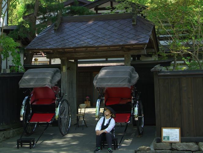 TAMACHI BUKEYASHIKI HOTEL.　Rickshaws wait outside the samurai residence.