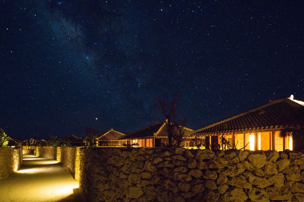 夜に灯りが灯るグックに囲まれた客室。空には満天の星が輝く