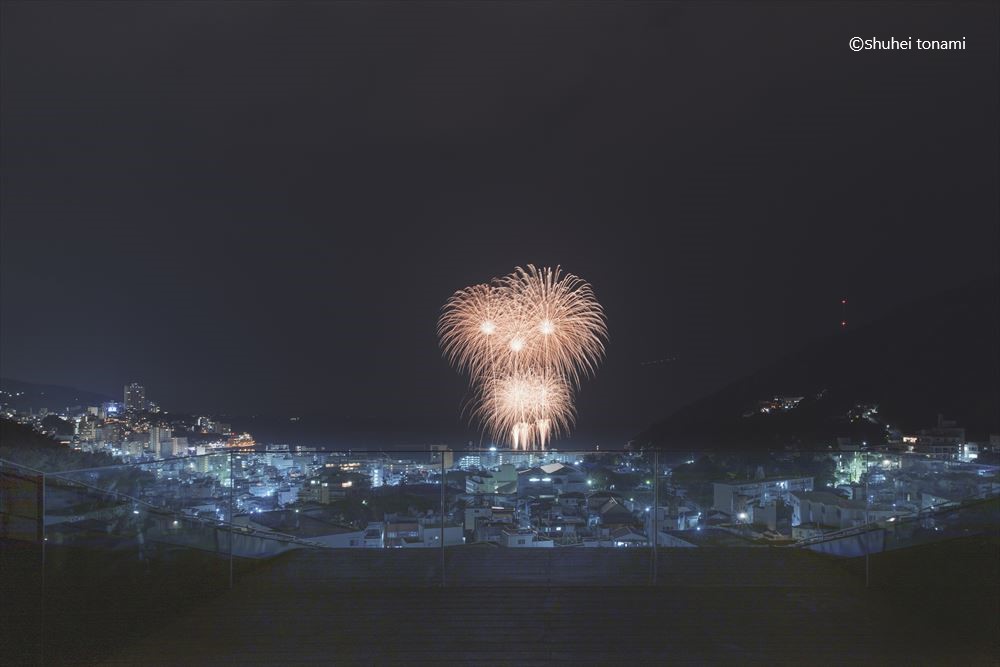 SOKI ATAMI.　일년 내내 개최되는 아타미의 불꽃놀이는 일부 객실에서도 볼 수 있습니다.