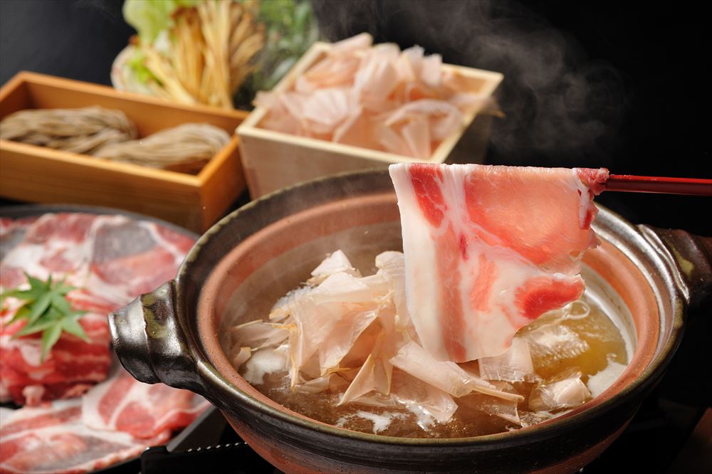 かつお出汁で食べる黒豚のしゃぶしゃぶ。締めには、細麺の蕎麦で鰹出汁と一緒に味わえる