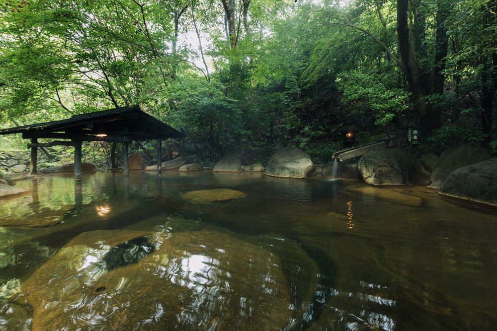 旅馆 山河。女性专用露天浴池沿着旅馆内流淌的小河而建，可一边倾听潺潺流水声一边悠闲欣赏大自然。