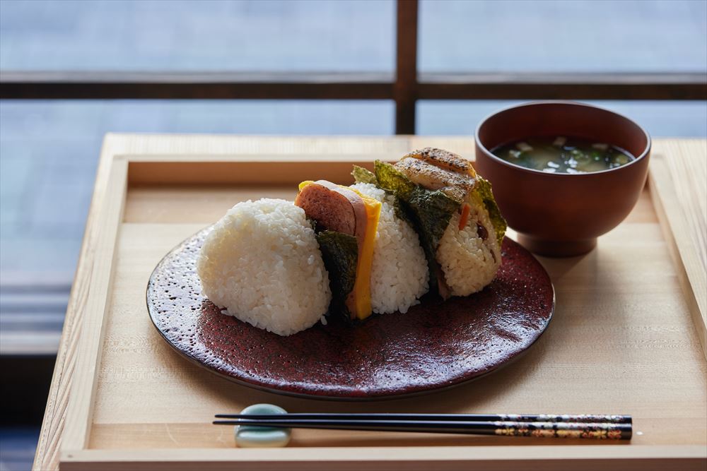 日本清酒酒吧酒店 浅草。简约而奢华的早餐饭团，品味讲究原料的大米美味吧。