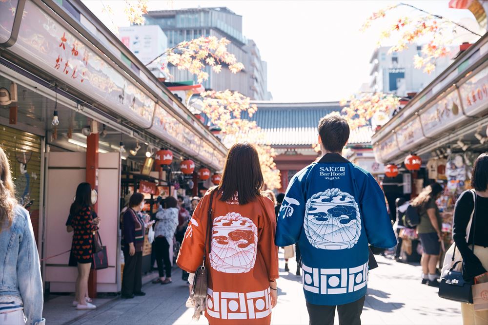 日本清酒酒吧酒店 浅草。穿上租来的短外褂或浴衣，漫步在城市中，仿佛穿越到江户时代的街道。步行5分钟，仰望雷门，品味热闹的路边摊小吃。也别忘了在浅草寺参拜。