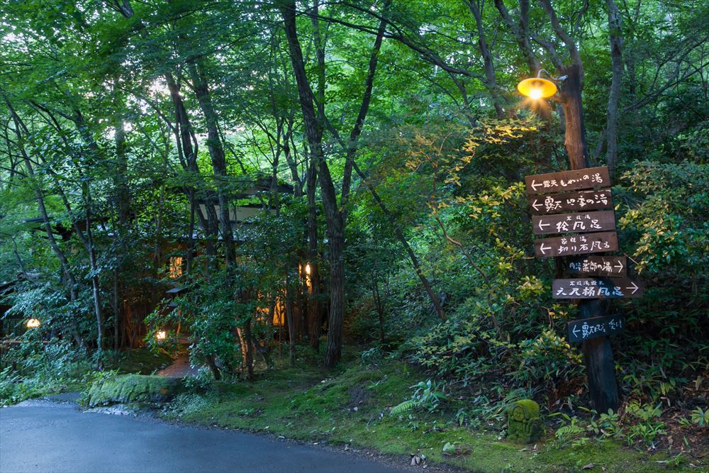 旅館 山河。腹地內分布著露天浴場、內浴場、包租浴場。歡迎在符合自己喜好的地點，度過悠閒愜意的時光。