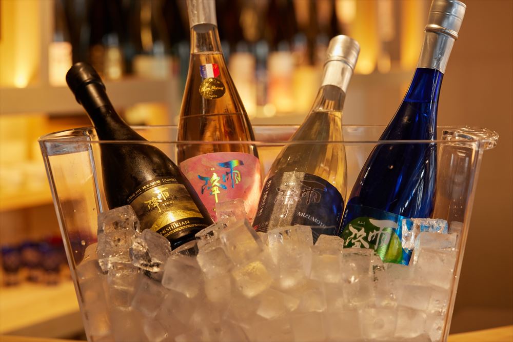 SAKE Bar Hotel 浅草。神奈川県伊勢原市の酒蔵、吉川醸造の日本酒『雨降』。