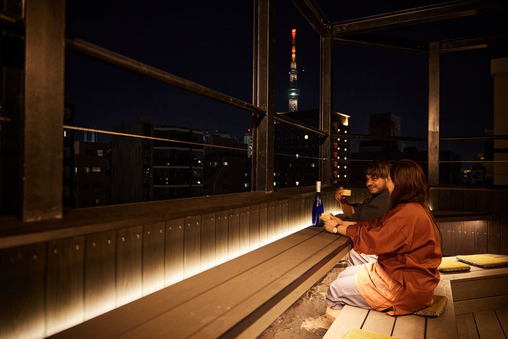 SAKE Bar Hotel 浅草。スカイツリーも見える足湯。その日の疲れを癒すなら日本酒とお風呂はまさに至福の組み合わせ。