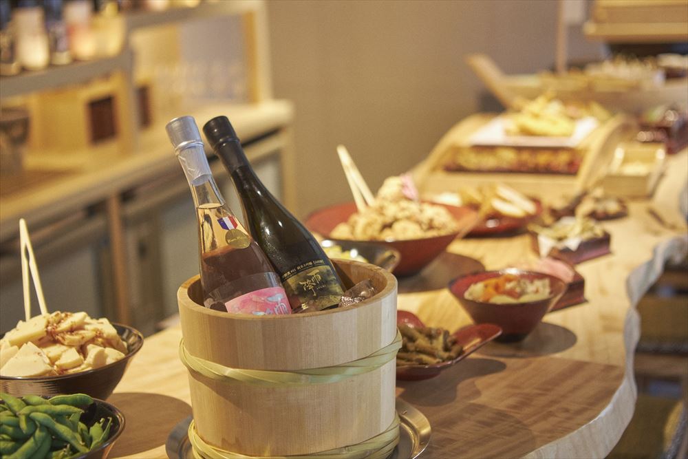 SAKE Bar Hotel 浅草。1:30pm～5:00pm は軽食のおばんざいやスイーツをご用意。